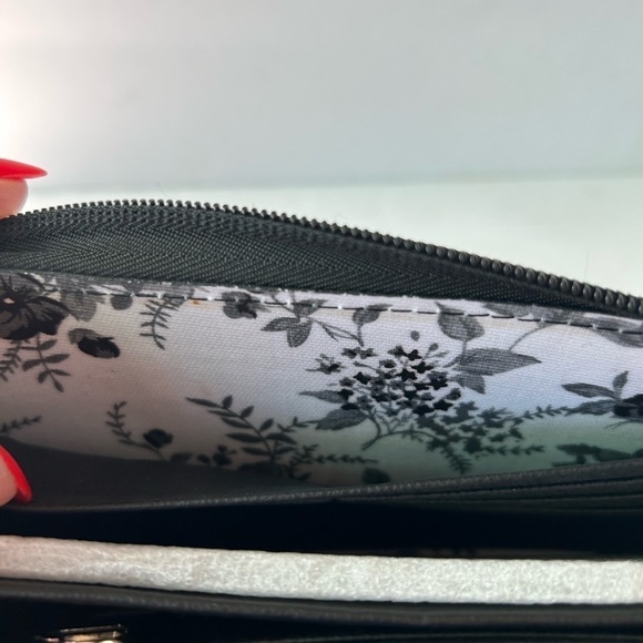 NWOT Bella Russo Faux Leather Large Black Zippered Wallet - Picture 5 of 5